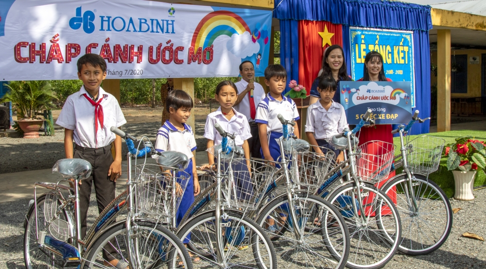 hoa binh trao qua tang cho bo doi bien phong va hoc sinh vung bien 1