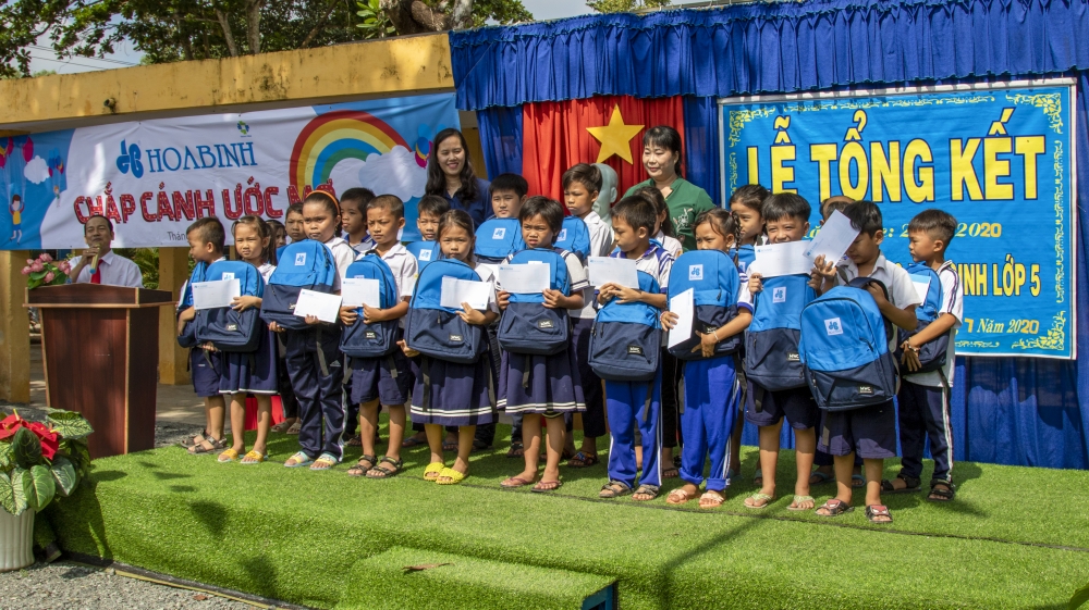 hoa binh trao qua tang cho bo doi bien phong va hoc sinh vung bien 2