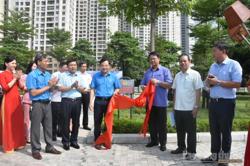 Gắn biển công trình chào mừng Đại hội Đảng bộ quận Thanh Xuân lần thứ VI