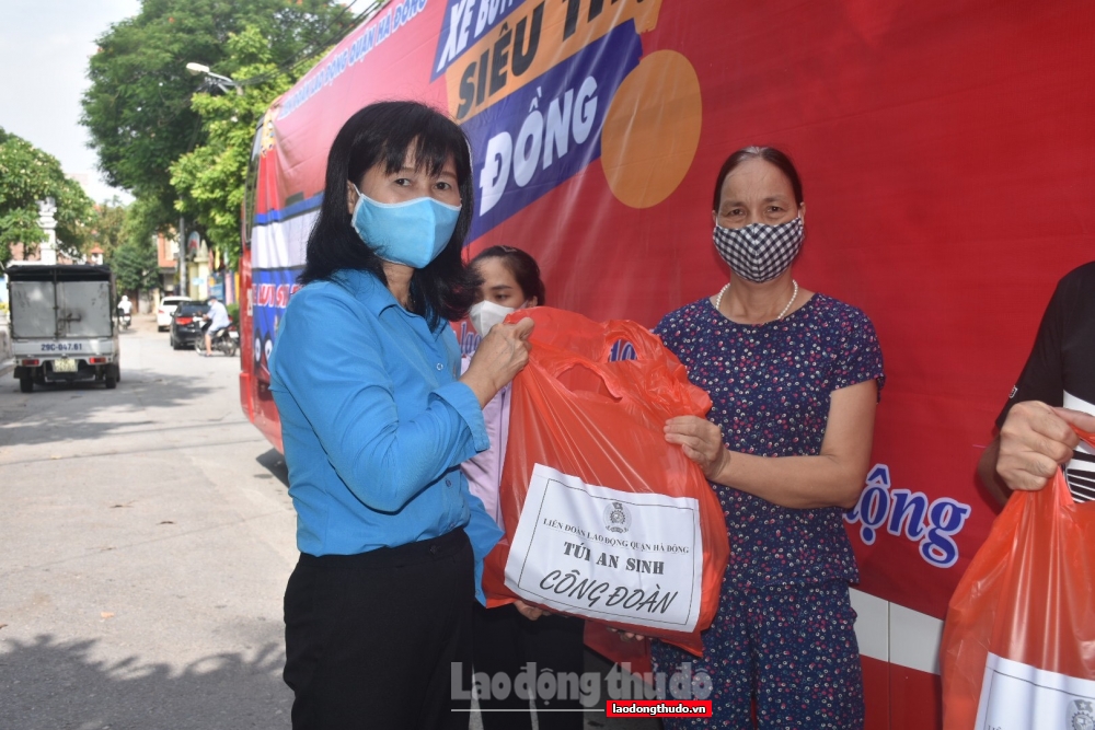 Hơn 290 suất quà từ chuyến “Xe buýt siêu thị 0 đồng” được trao cho  người lao động quận Hà Đông