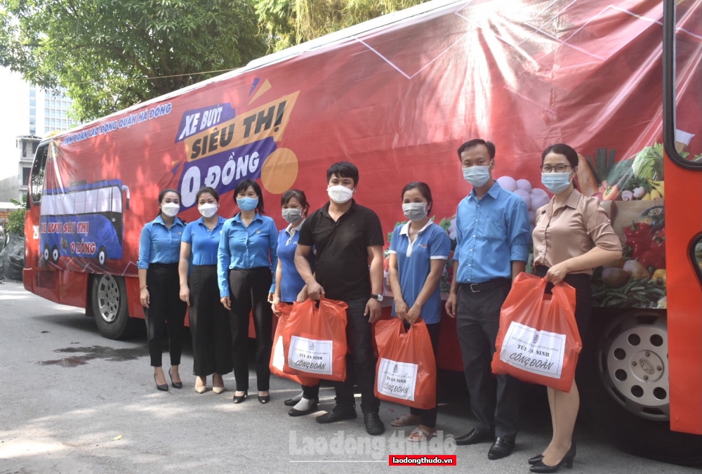 Hơn 290 suất quà từ chuyến “Xe buýt siêu thị 0 đồng” được trao cho  người lao động quận Hà Đông