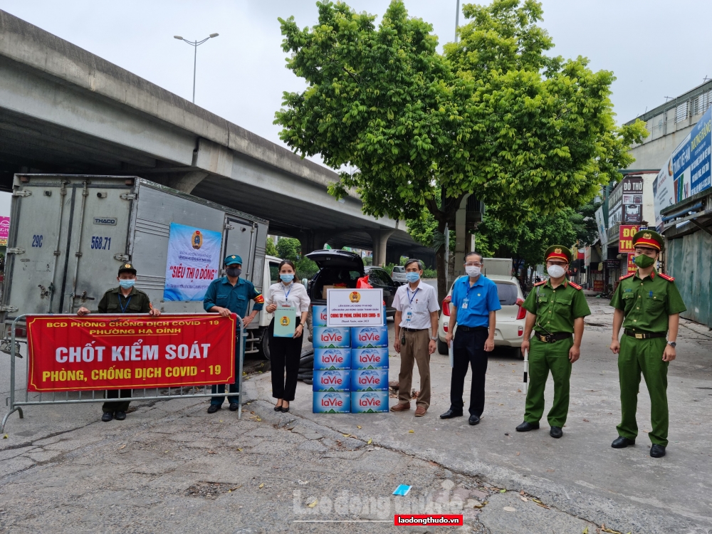 LĐLĐ quận Thanh Xuân trao những suất quà nghĩa tình đến tay người lao động