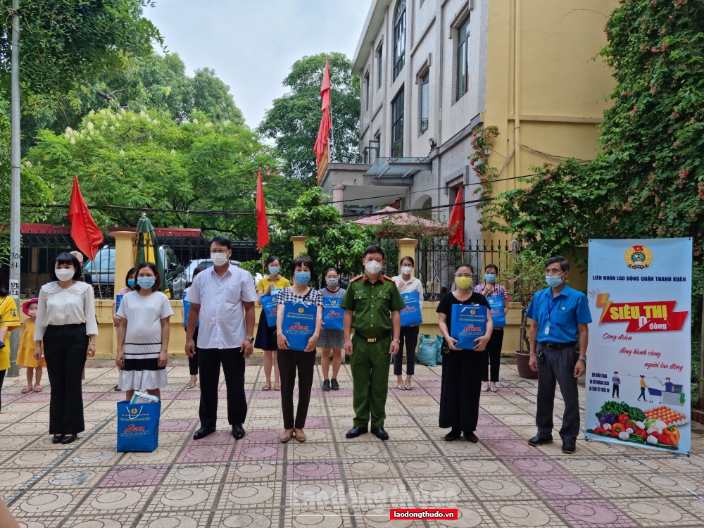 LĐLĐ quận Thanh Xuân trao những suất quà nghĩa tình đến tay người lao động