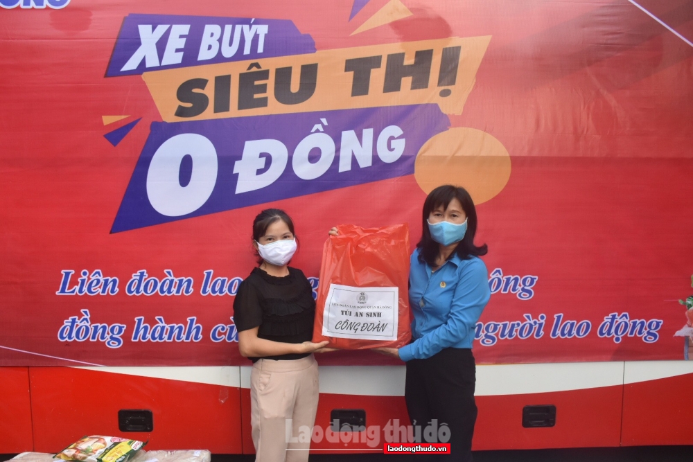 200 suất quà từ “Xe buýt siêu thị 0 đồng” tiếp tục đến với người lao động khó khăn quận Hà Đông