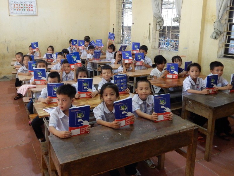EVN Hà Nội: Tặng 50.000 cuốn vở tới học sinh khó khăn trên địa bàn Thủ đô