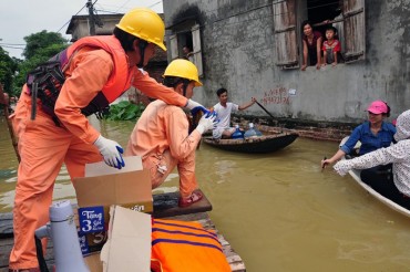 Thợ điện Thủ đô đảm bảo an toàn cho người dân trong vùng ngập úng