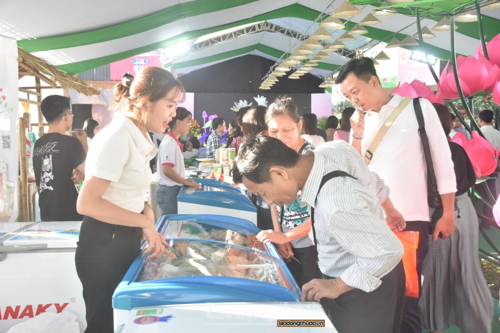 Hơn 300 nông sản, đặc sản cá tra Đồng Tháp được giới thiệu tại Hà Nội