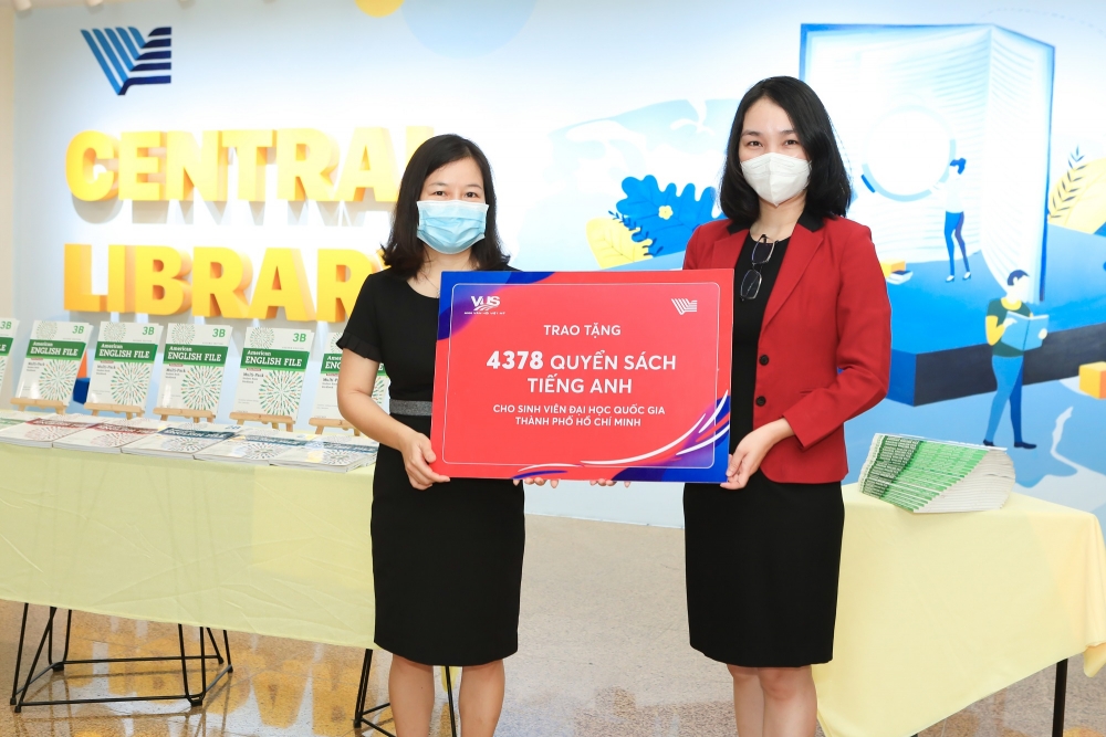 VUS trao tặng 4.378 đầu sách tiếng Anh cho Thư viện Trung tâm ĐHQG thành phố Hồ Chí Minh