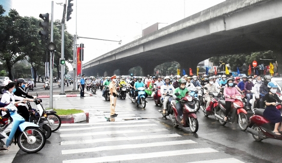 Văn hoá ứng xử người Hà Nội: Góc nhìn từ tuân thủ pháp luật giao thông