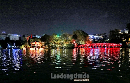 Ngắm vẻ đẹp lung linh rực rỡ sắc màu Hồ Gươm về đêm