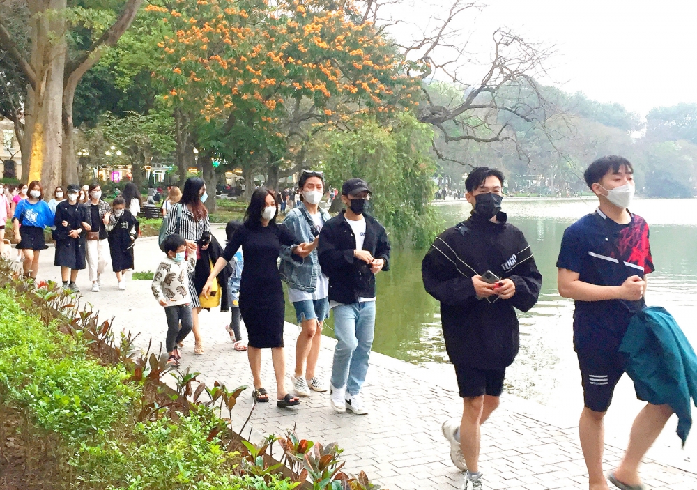 Người dân Hà Nội và khách du lịch hào hứng với phố đi bộ