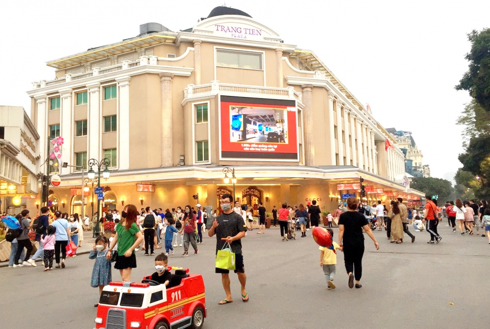 Người dân Hà Nội và khách du lịch hào hứng với phố đi bộ