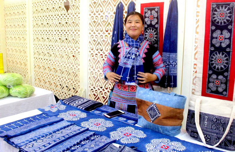 Cô giáo người H’Mông giữ nghề truyền thống