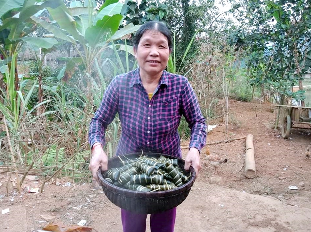 Bà Hoàng Thị Như Quỳnh, dân tộc Tày tại xã Lương Sơn, huyện Bảo Yên đã có trên 30 năm kinh nghiệm làm món bánh Lẳng.