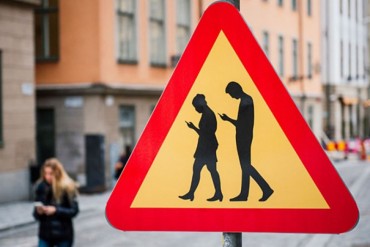Dùng smartphone khi đi bộ qua đường bị phạt nặng
