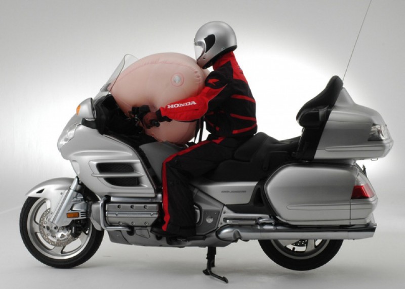 Honda thử nghiệm loại túi khí dành riêng cho xe máy