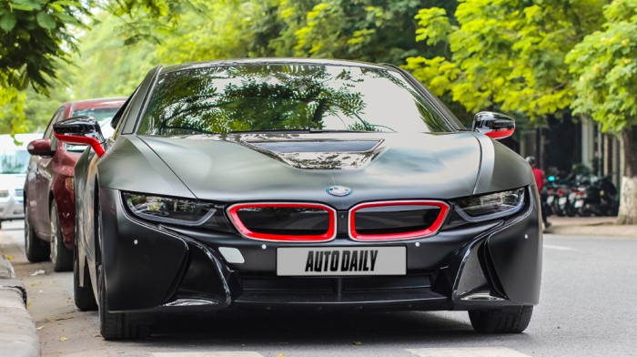 Ngây ngất trước vẻ đẹp của BMW i8 đen mờ tại Hà Nội