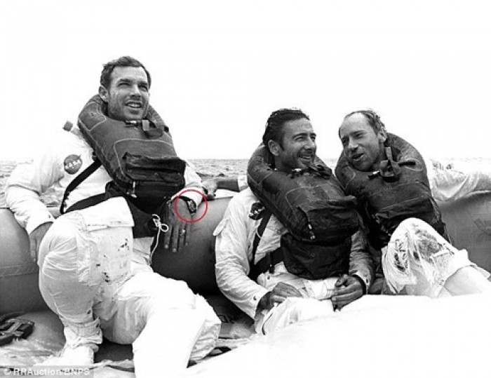 Đồng hồ chứa bụi mặt trăng có giá 1,6 triệu USD