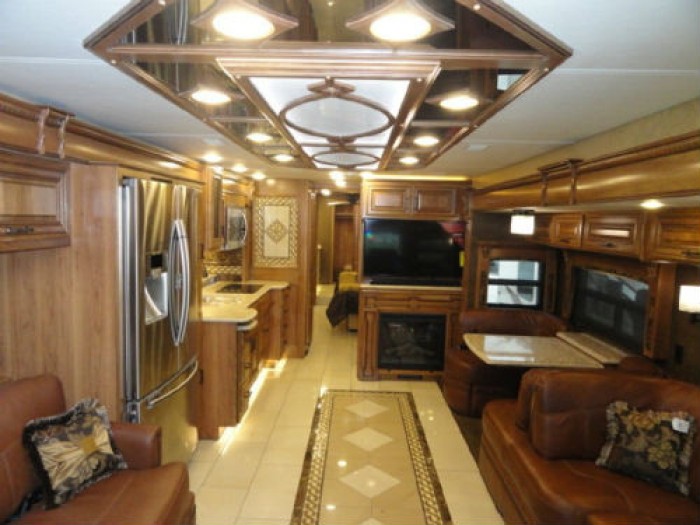 Đột nhập 10 xe sang như khách sạn cao cấp di động