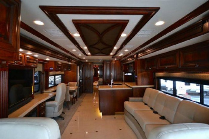 Đột nhập 10 xe sang như khách sạn cao cấp di động