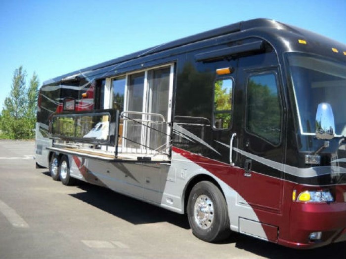 Đột nhập 10 xe sang như khách sạn cao cấp di động