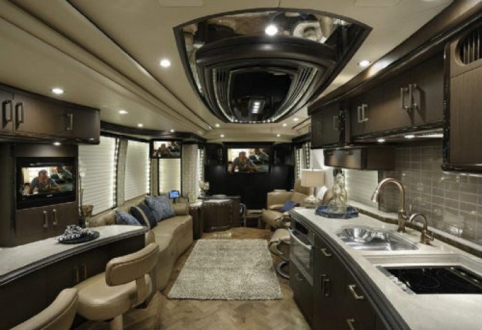 Đột nhập 10 xe sang như khách sạn cao cấp di động