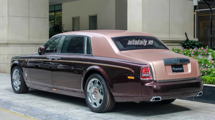 Chạm mặt xe Rolls-Royce 