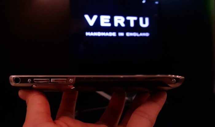 Smartphone cánh chim hạng sang Vertu Signature Touch t​ại VN