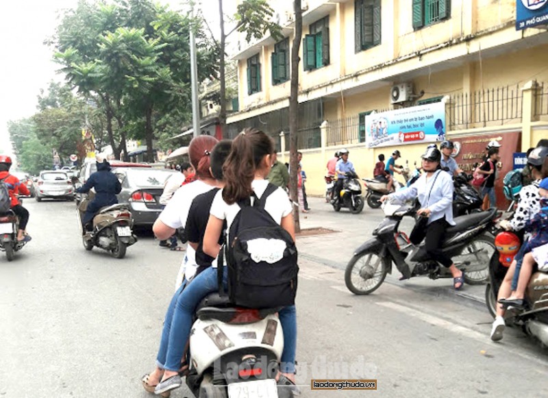 Nhiều phụ huynh “quên” không đội mũ bảo hiểm cho trẻ khi đi xe máy