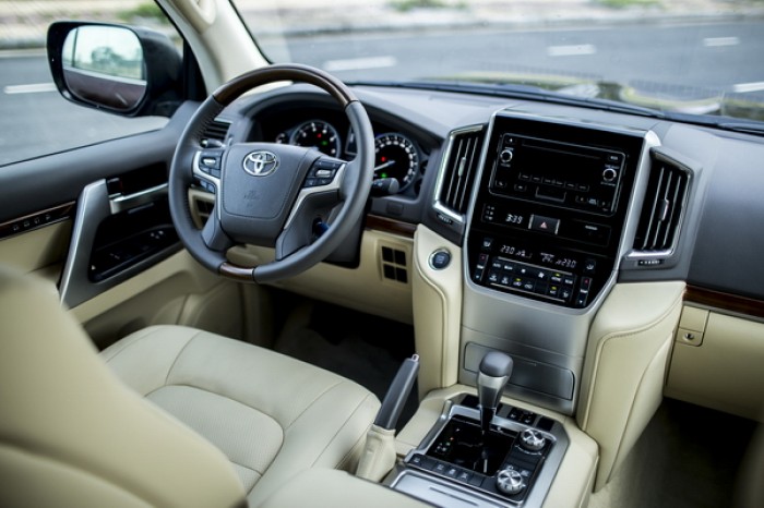Toyota Land Cruiser 2015 giá 2,825 tỷ