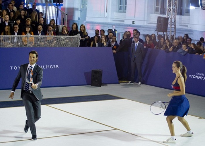 Nadal khiến siêu mẫu cởi đồ khi chơi tennis
