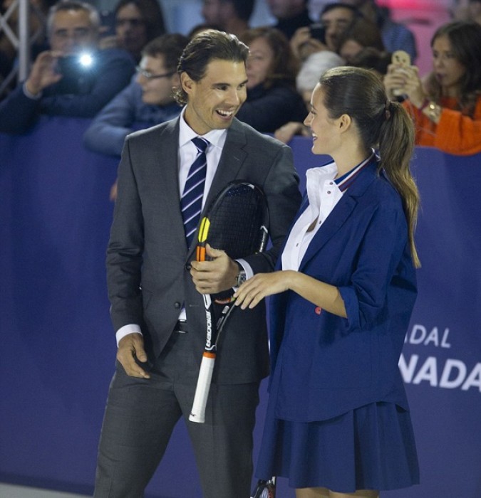 Nadal khiến siêu mẫu cởi đồ khi chơi tennis