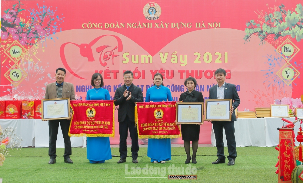 Công đoàn ngành Xây dựng Hà Nội nhận cờ thi đua của Tổng Liên đoàn Lao động Việt Nam