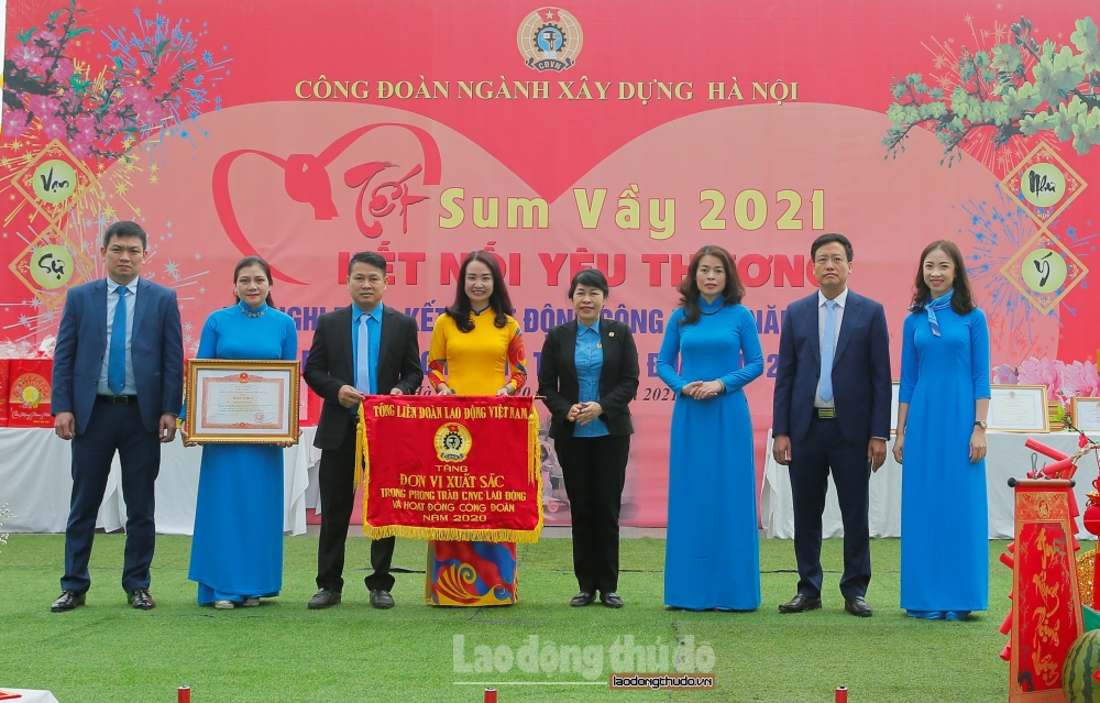 Công đoàn ngành Xây dựng Hà Nội nhận cờ thi đua của Tổng Liên đoàn Lao động Việt Nam