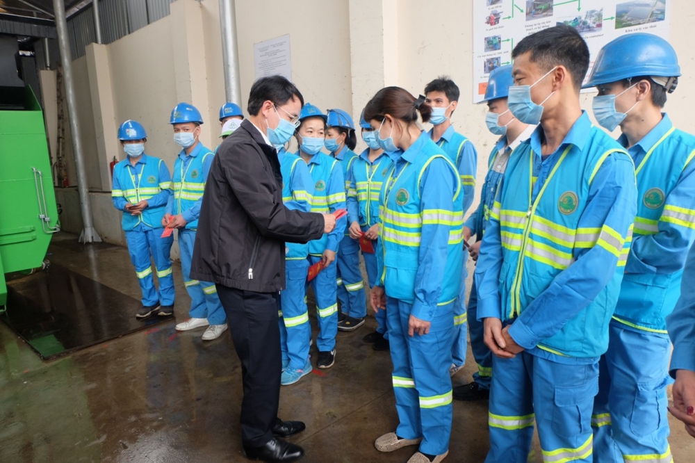 Phó Chủ tịch Ủy ban nhân dân thành phố Hà Nội Nguyễn Trọng Đông thăm, chúc Tết công nhân môi trường