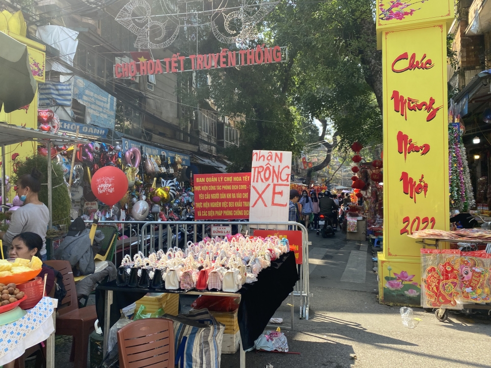 Hà Nội: Không khí mua sắm vẫn rộn ràng trong ngày cuối cùng của năm Canh Tý
