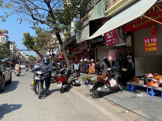 Hà Nội: Không khí mua sắm vẫn rộn ràng trong ngày cuối cùng của năm Canh Tý