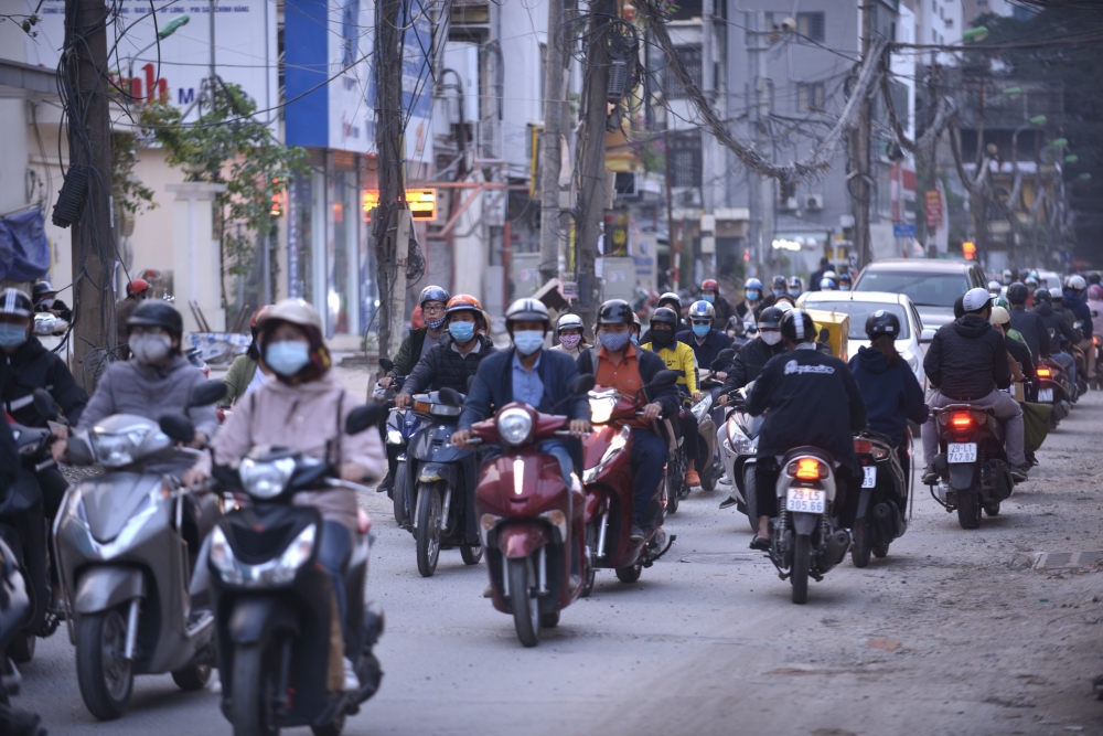 Hà Nội: Ngổn ngang trên tuyến đường thi công hơn 2 năm vẫn chưa xong