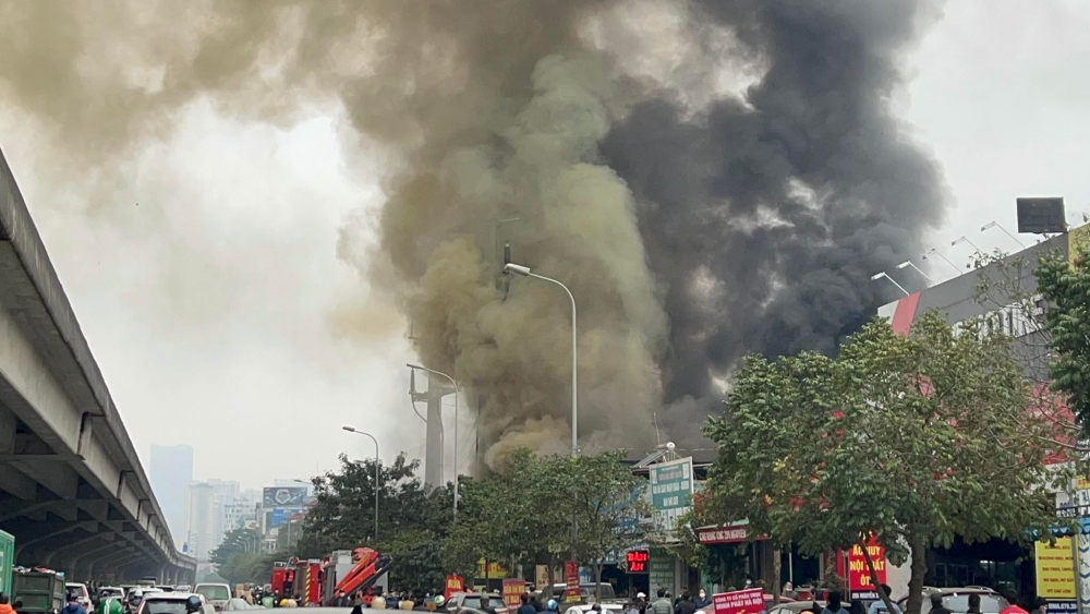 Kịp thời khống chế đám cháy trên đường Nguyễn Xiển