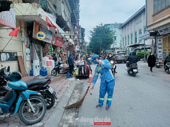 Hành động đẹp của nữ công nhân môi trường Thủ đô