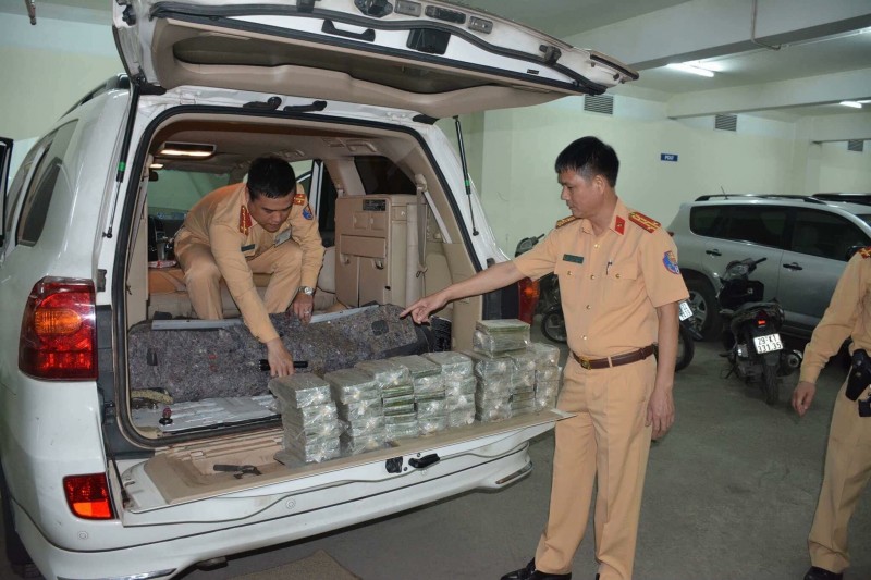 Tạm giữ 1 ô tô mang BKS Lào, cùng 100 bánh dạng nén nghi Heroin