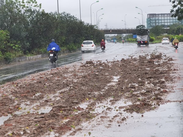 Bùn đất rơi vãi trên Đại lộ Thăng Long gây cản trở giao thông