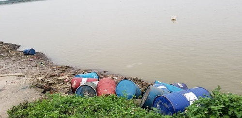 Xác định đối tượng đổ trộm chất thải ra sông Hồng