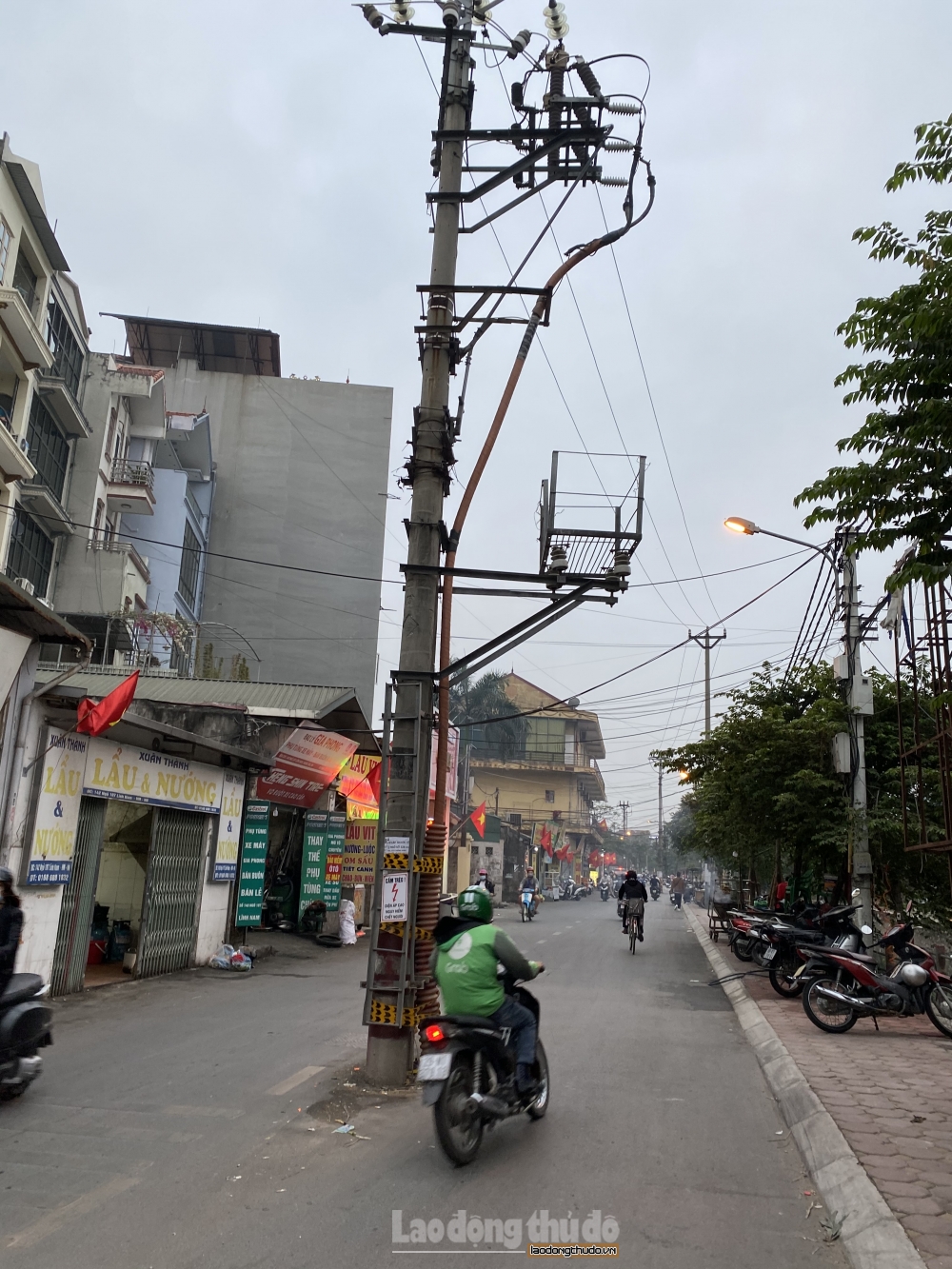 Cần sớm di dời các cột điện cao thế nằm giữa đường tại ngõ 107 Lĩnh Nam, Hoàng Mai