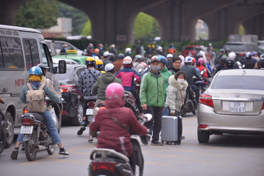 Cận cảnh cuộc đua giành khách của tài xế xe ôm tại các bến xe Hà Nội