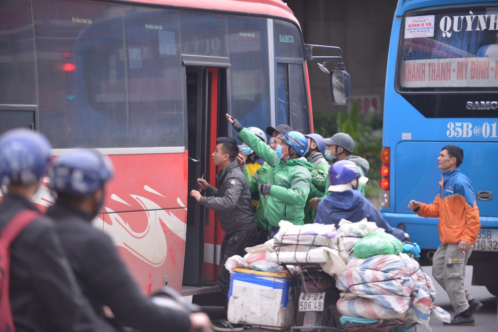 Cận cảnh cuộc đua giành khách của tài xế xe ôm tại các bến xe Hà Nội