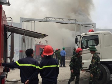 Cháy lớn tại một kho hàng trên đường Phạm Hùng