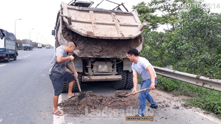 Xử lý xe tải rơi vãi bùn đất trên tuyến Đại lộ Thăng Long