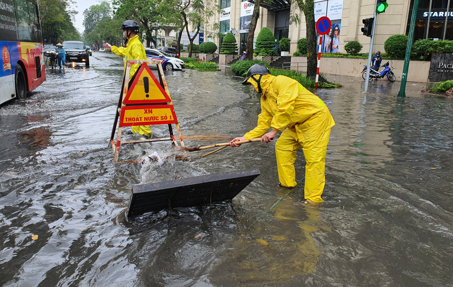 Hà Nội: Một số tuyến phố nội thành ngập úng sau cơn mưa lớn