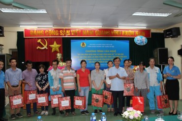 Urenco Hà Nội tặng quà cho công nhân có hoàn cảnh khó khăn